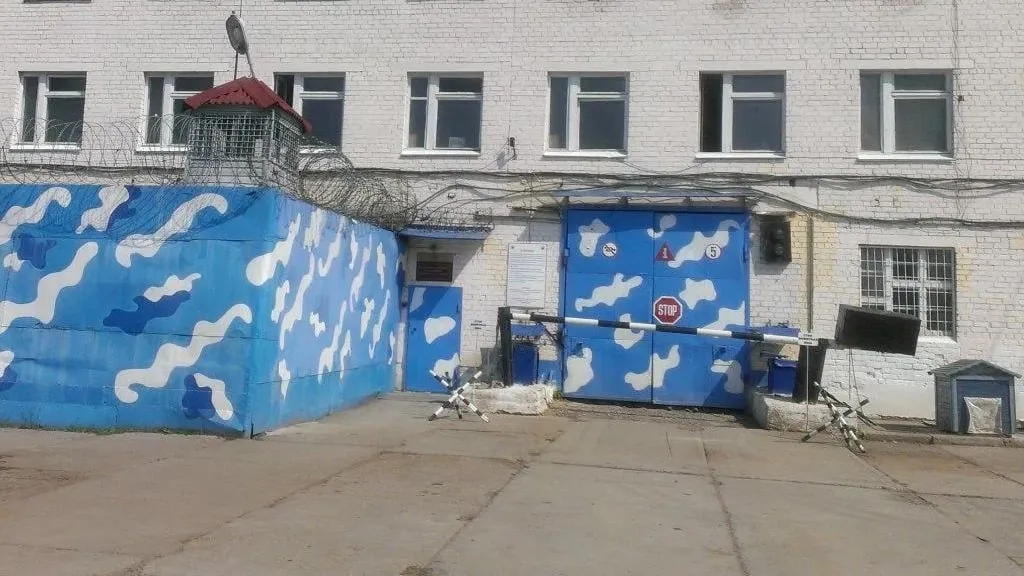 Забитый оружием грузовик пытался прорваться в колонию в Свердловской области