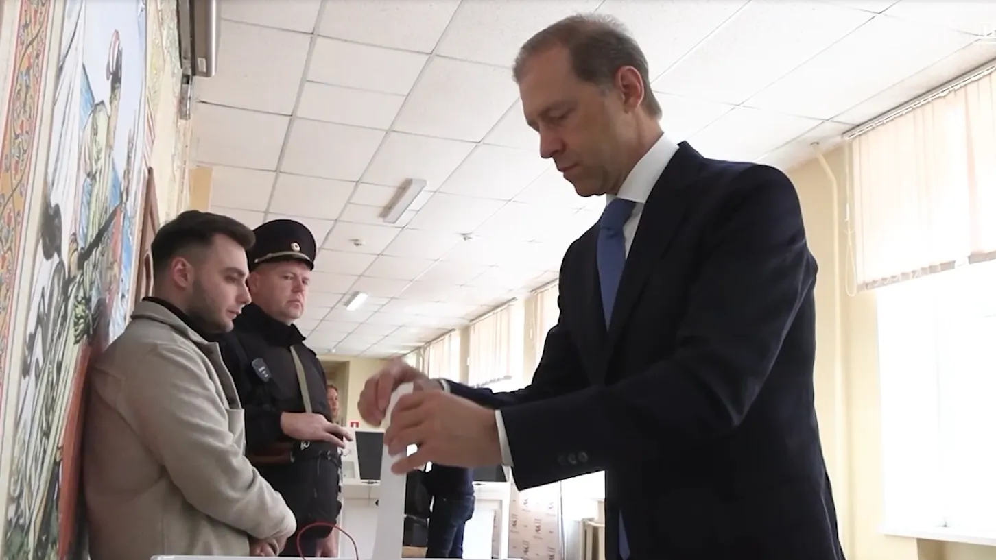 Денис Мантуров с женой проголосовали на выборах в Госдуму