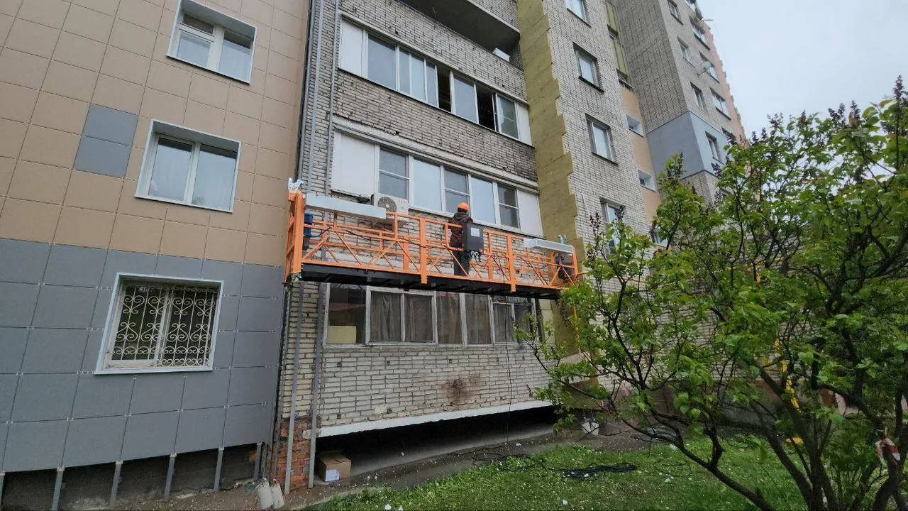 В домах на 1-м Панковском проезде в Люберцах устанавливают вентилируемый фасад