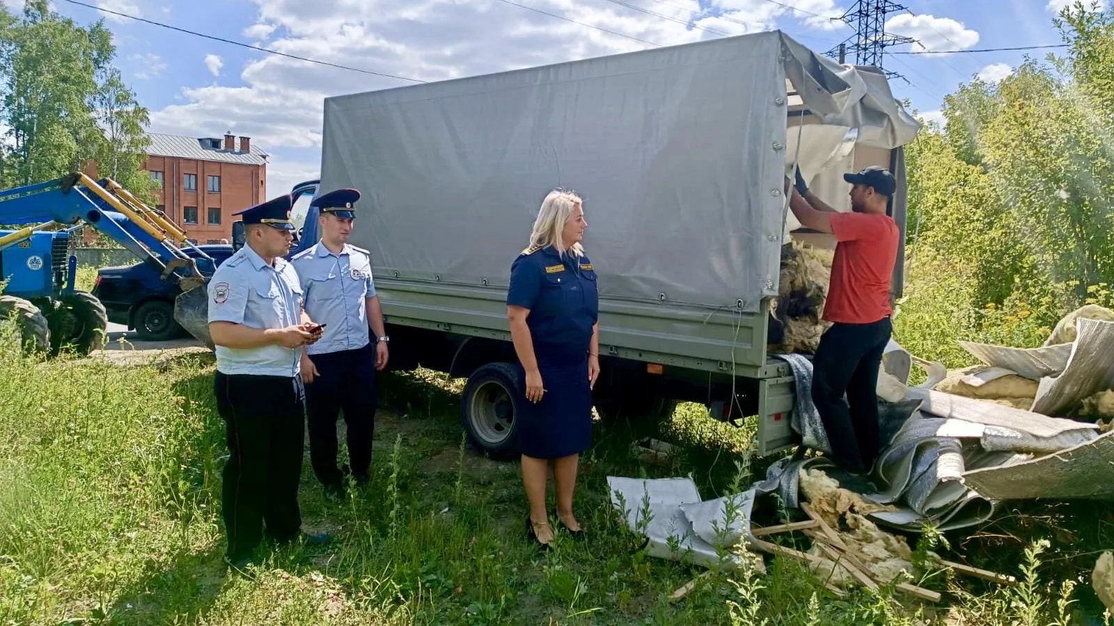 Рейд по пресечению несанкционированного выброса мусора прошел в Ленинском округе