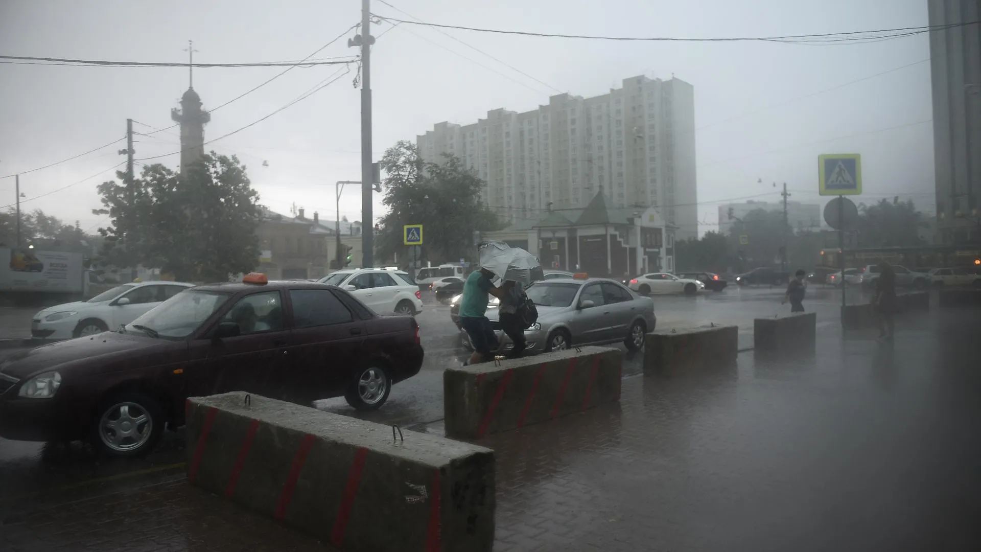 Пользователи соцсетей назвали прошедшую грозу в Московском регионе похожей на апокалипсис