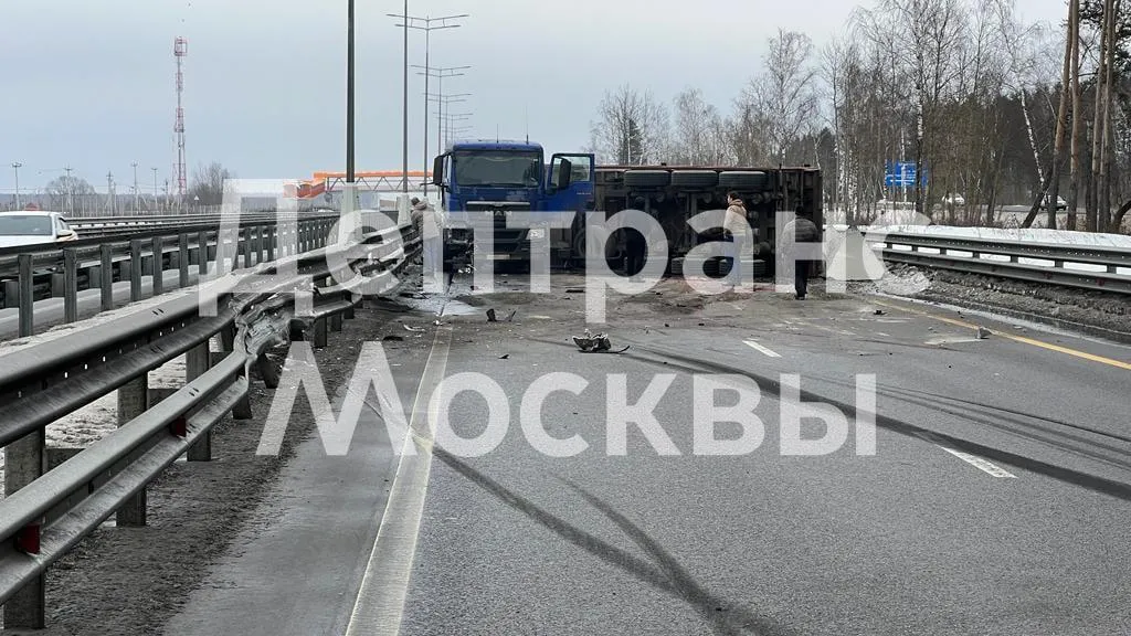 Грузовик врезался в отбойник на внешней стороне ЦКАД в Подмосковье