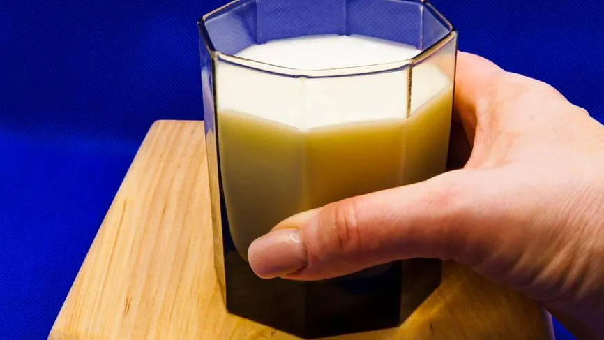 Для нервов и хорошего сна: зачем пить кефир на ночь