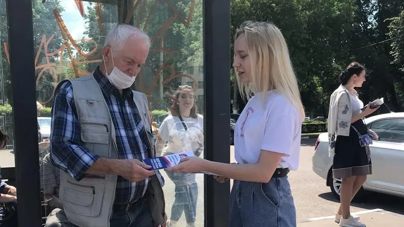 Активисты Подольска раздали брошюры по поправкам в Конституцию РФ прохожим