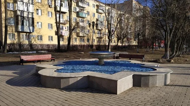 Клумбы на Симферопольской аллее в Подольске засыпали декоративной щепой