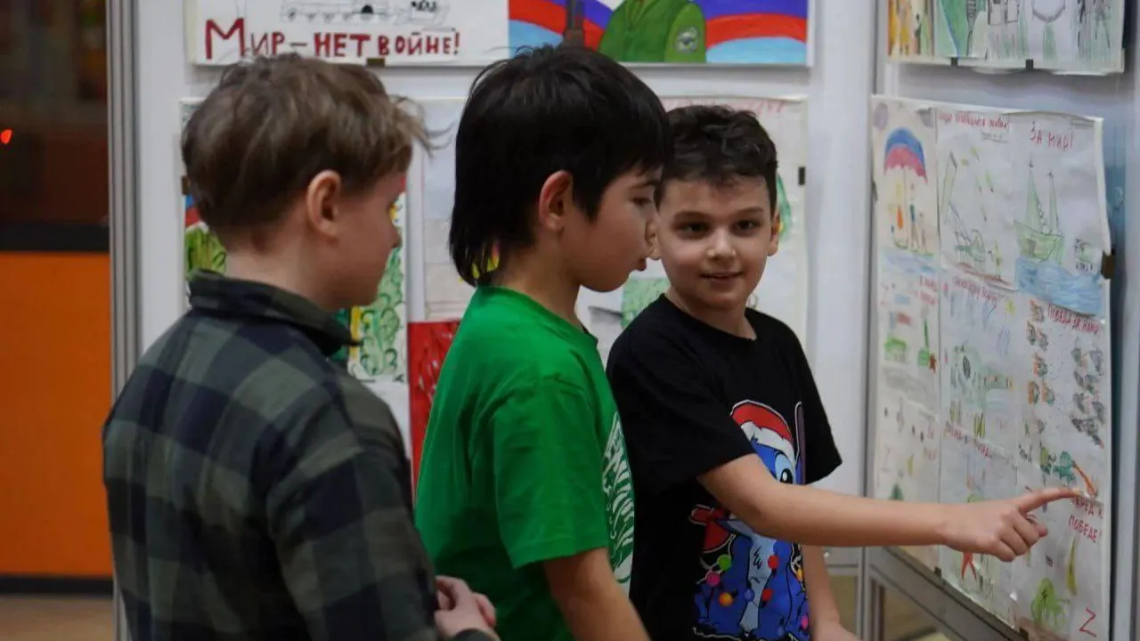 В Пущино открылась выставка детских рисунков Донбасса