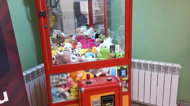 Пьяный нижегородец ограбил автомат с игрушками, чтобы раздать их прохожим