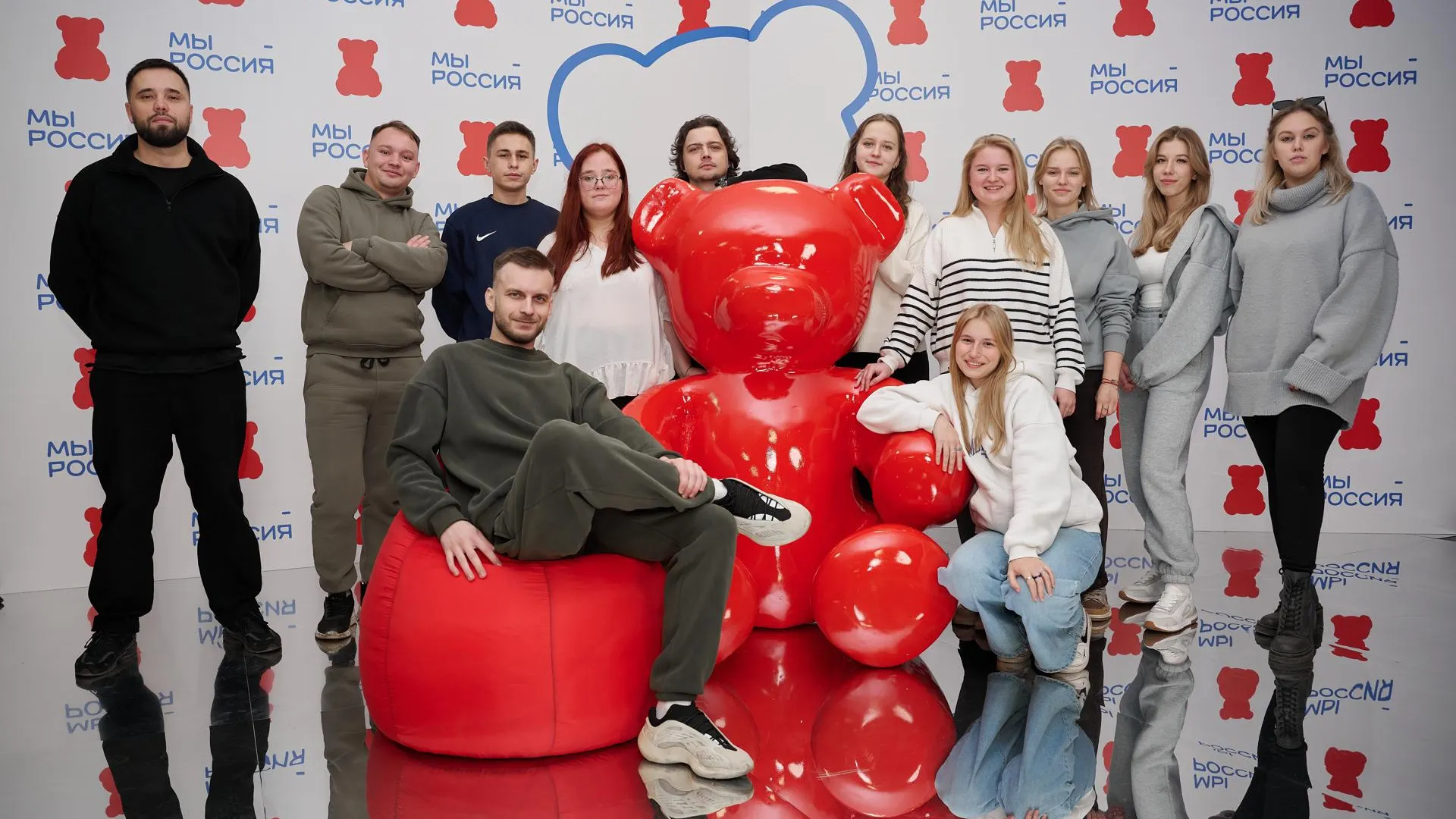 Во второй день форума «Мы — Россия» молодежь Подмосковья пообщалась с бойцом СВО