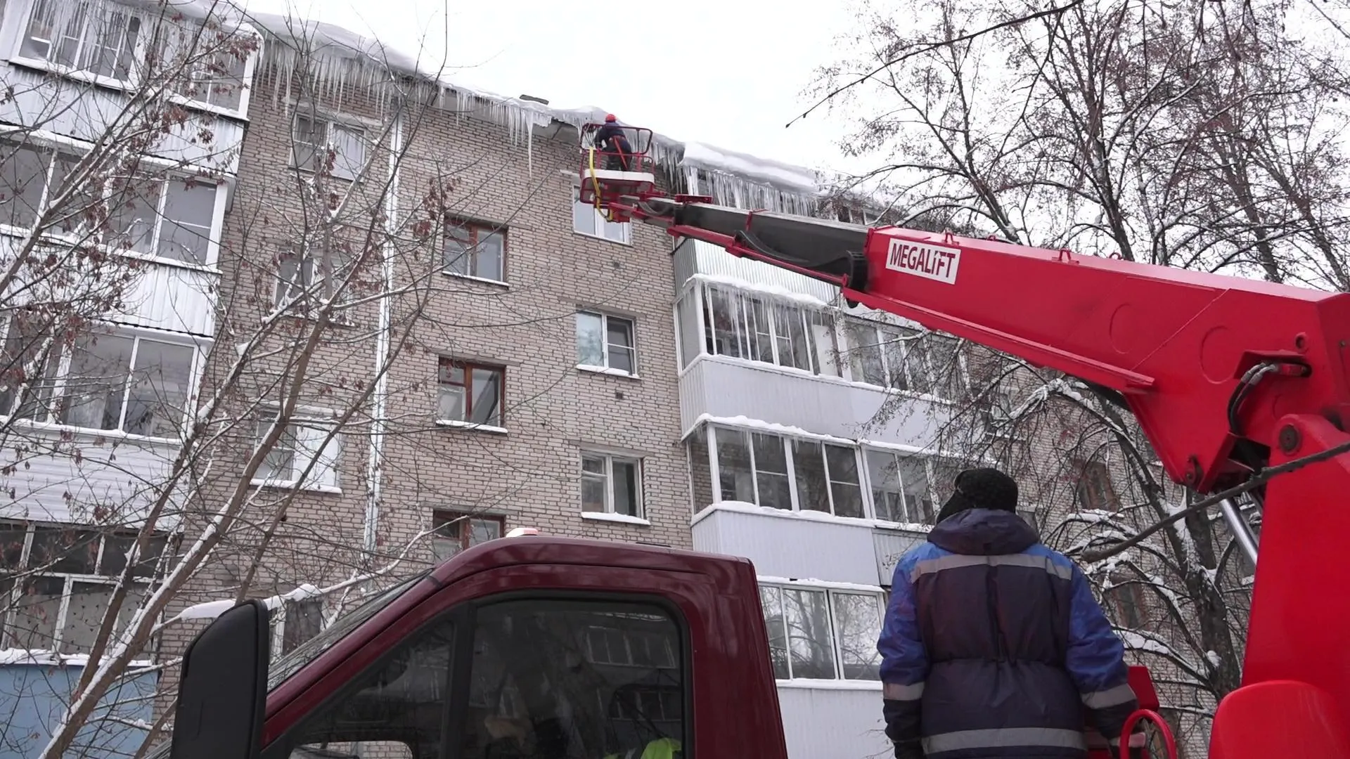В Дубне две автовышки очищают крыши от наледи и сосулек