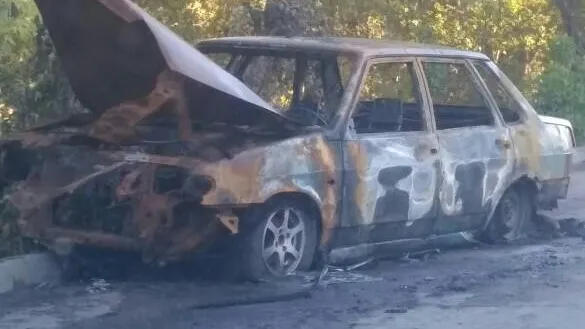 Неизвестные подожгли брошенный автомобиль возле одного из домов в Подольске