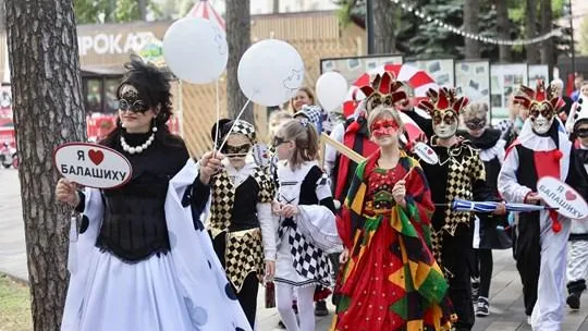 Театральное шествие провели в парке Балашихи на День города