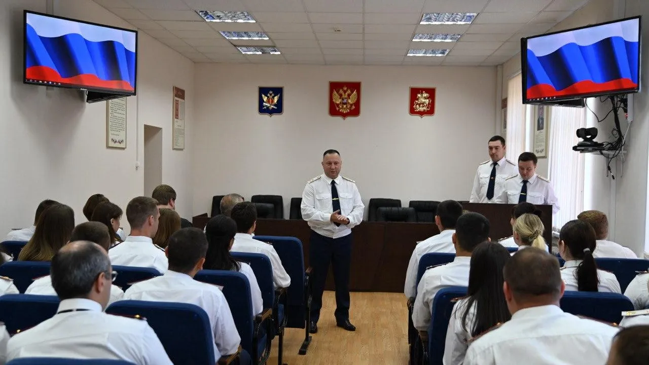 Молодым специалистам ГУФСИН вручили служебные удостоверения