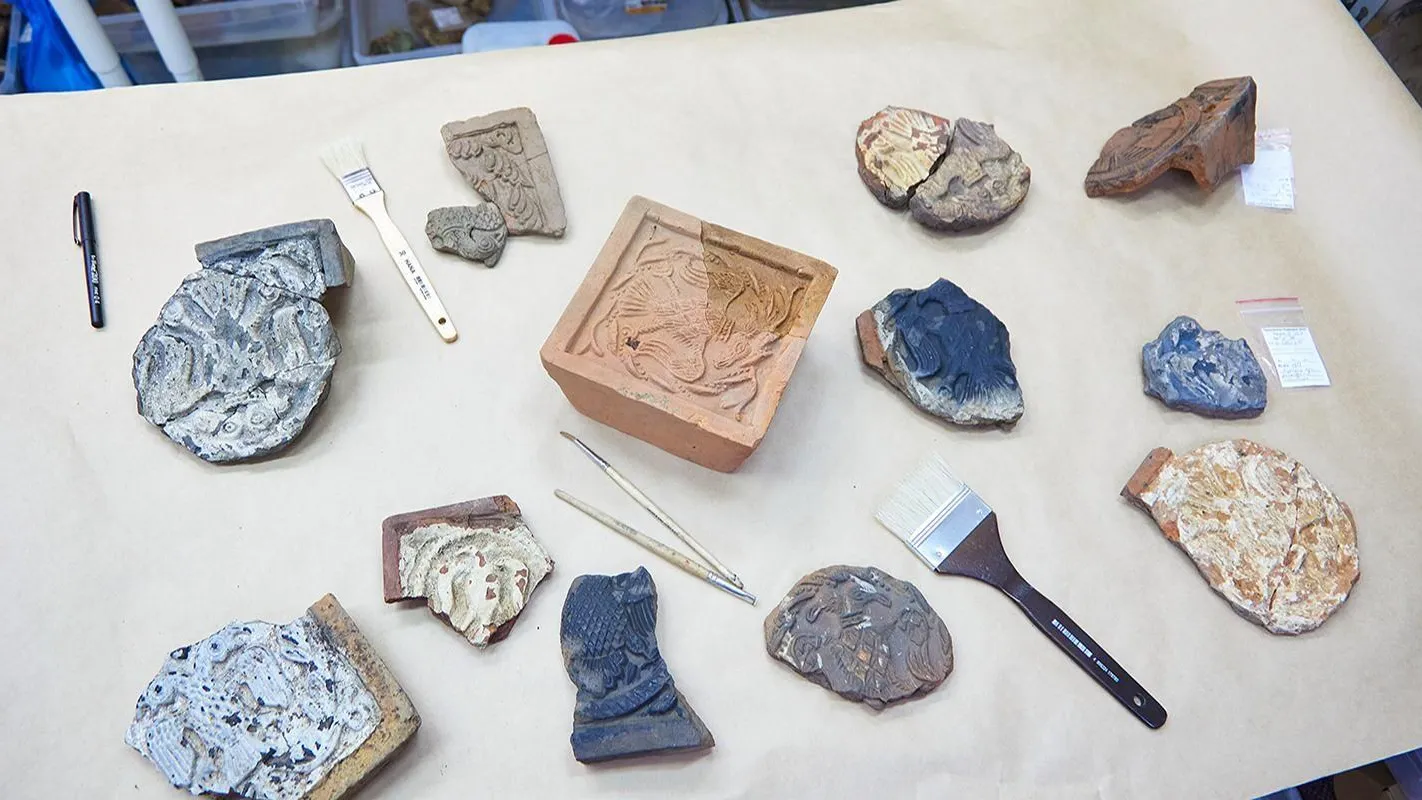 Московские археологи нашли изразцы с изображениями двуглавого орла