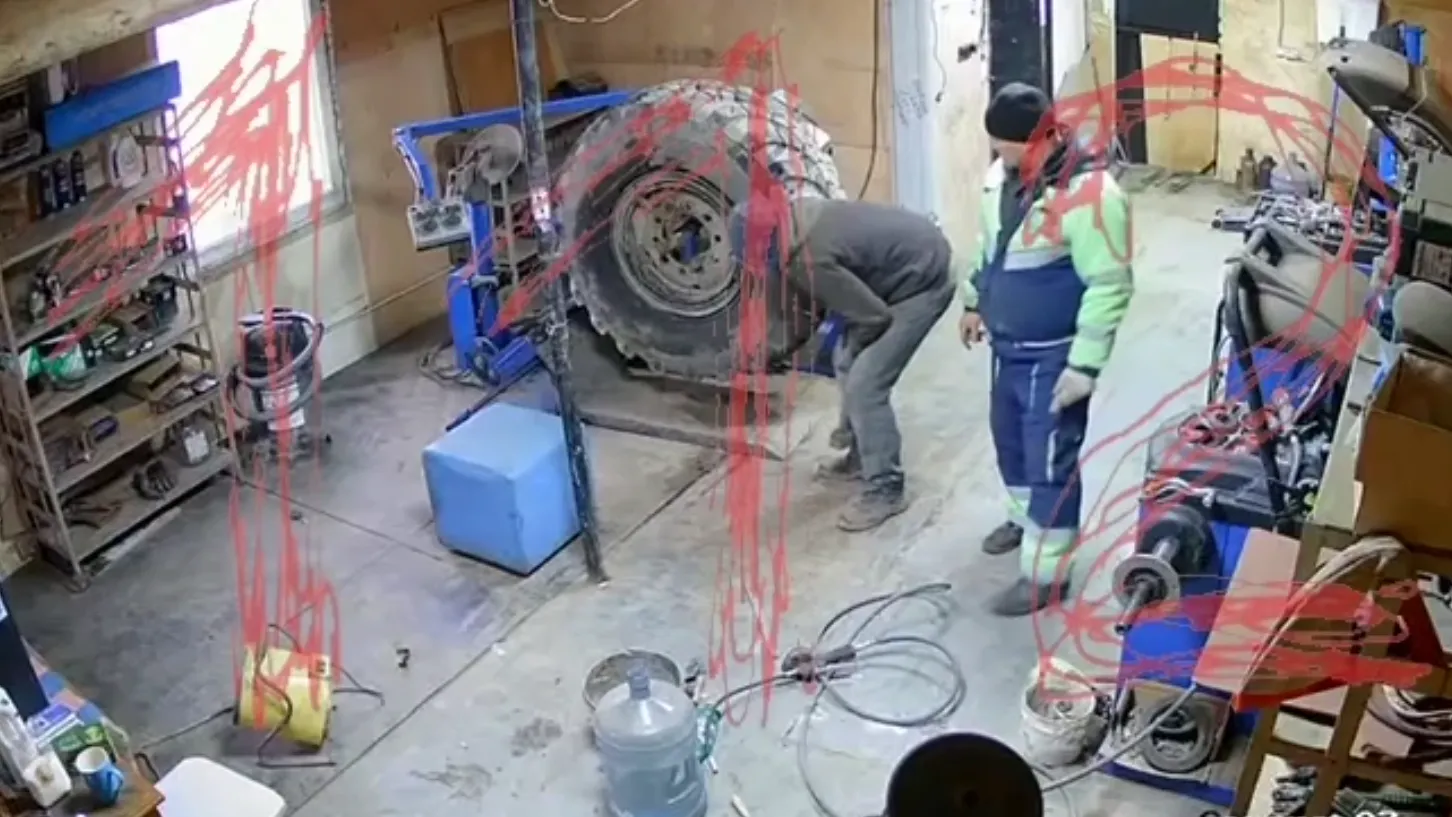 Рабочего шиномонтажа Подольска убило взрывом колеса грузовика