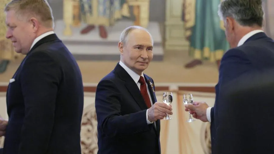 Путин поднял фронтовые 100 грамм на приеме в честь Дня Победы