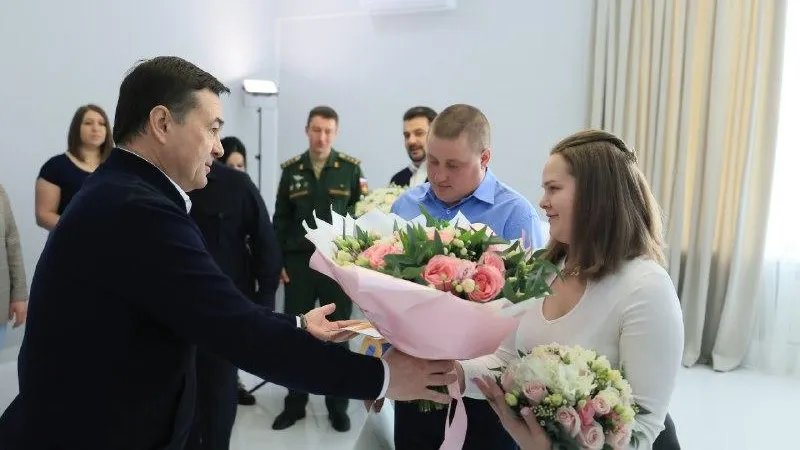 Андрей Воробьев поздравил с бракосочетанием участника СВО в Рузе