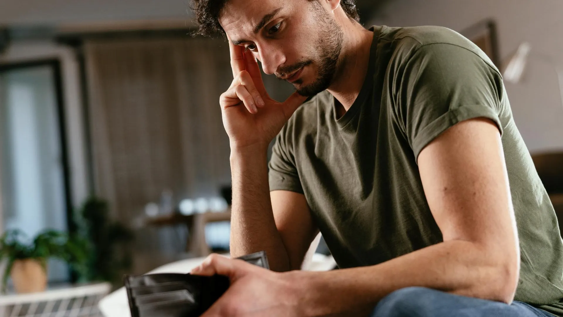 Финансовые трудности чаще всего заставляют россиян стрессовать