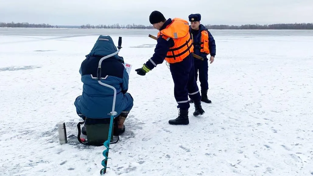 В Подмосковье рыбакам рассказали, как спастись при попадании в полынью
