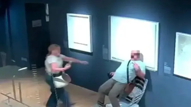 Скрин видео | В итальянском музее туристы сломали драгоценный экспонат в итальянском музее