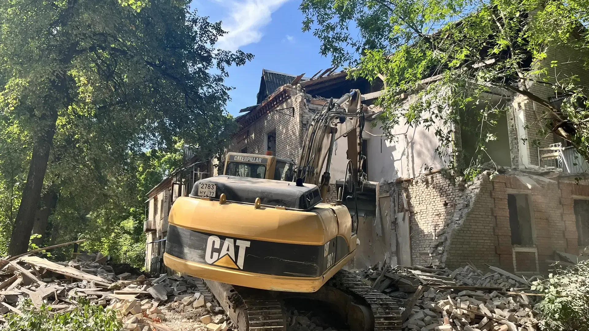 В Жуковском начали снос аварийного дома на улице Мичурина