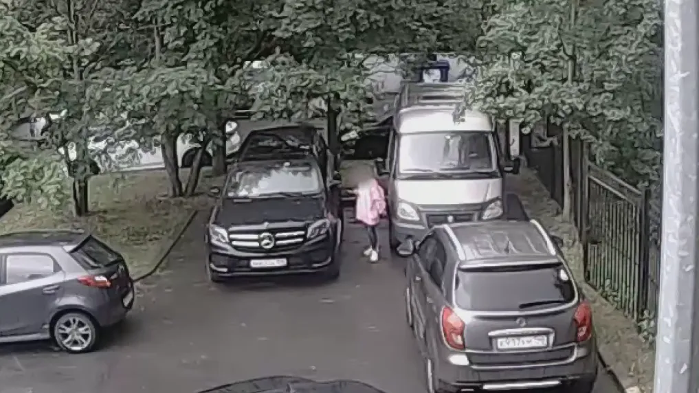 ФСБ показала видео задержания девушки, закладывавшей бомбу под авто в Петербурге