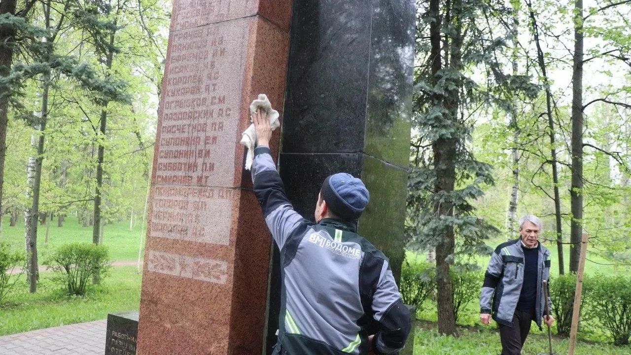 В Мытищах продолжают приводить в порядок памятники Победы