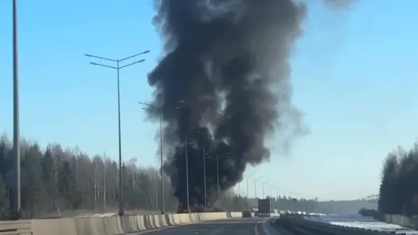 Фуру охватил мощный пожар на трассе в Дмитровском горокруге