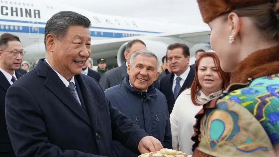 Пробовал каравай и чак-чак: как встретили на саммите БРИКС Си Цзиньпина