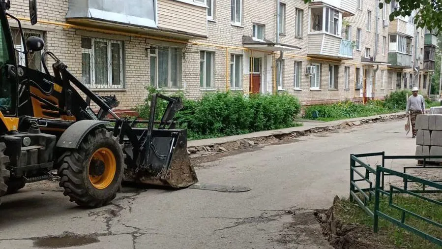 Замену асфальта на двух дворовых территориях начали в Ленинском округе