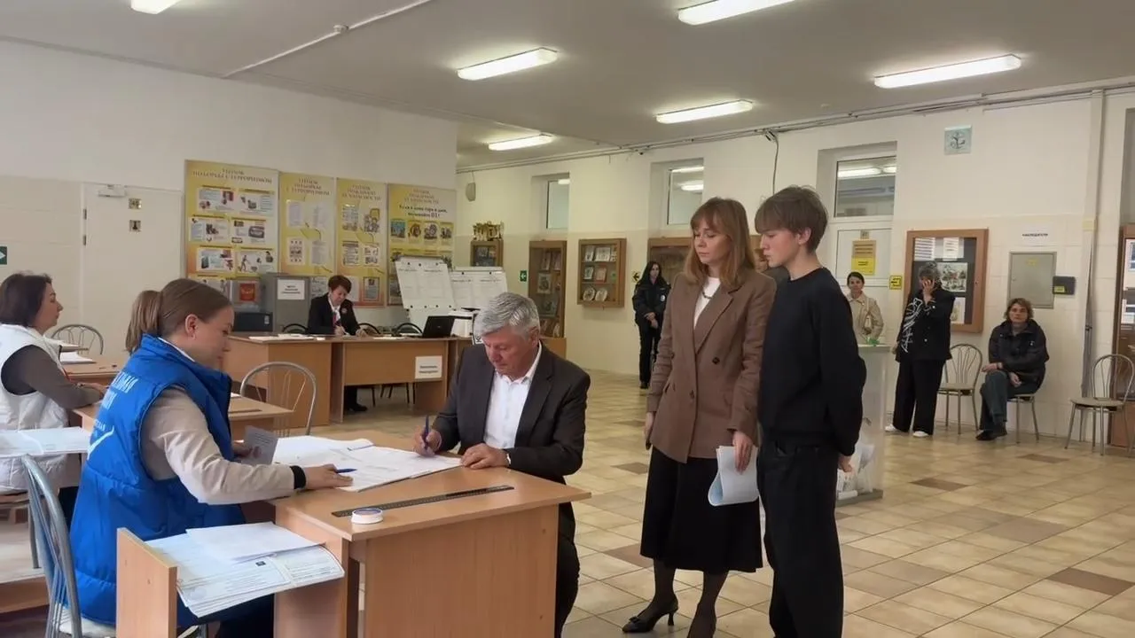Евгений Патрушев проголосовал вместе с супругой на выборах в Подольске