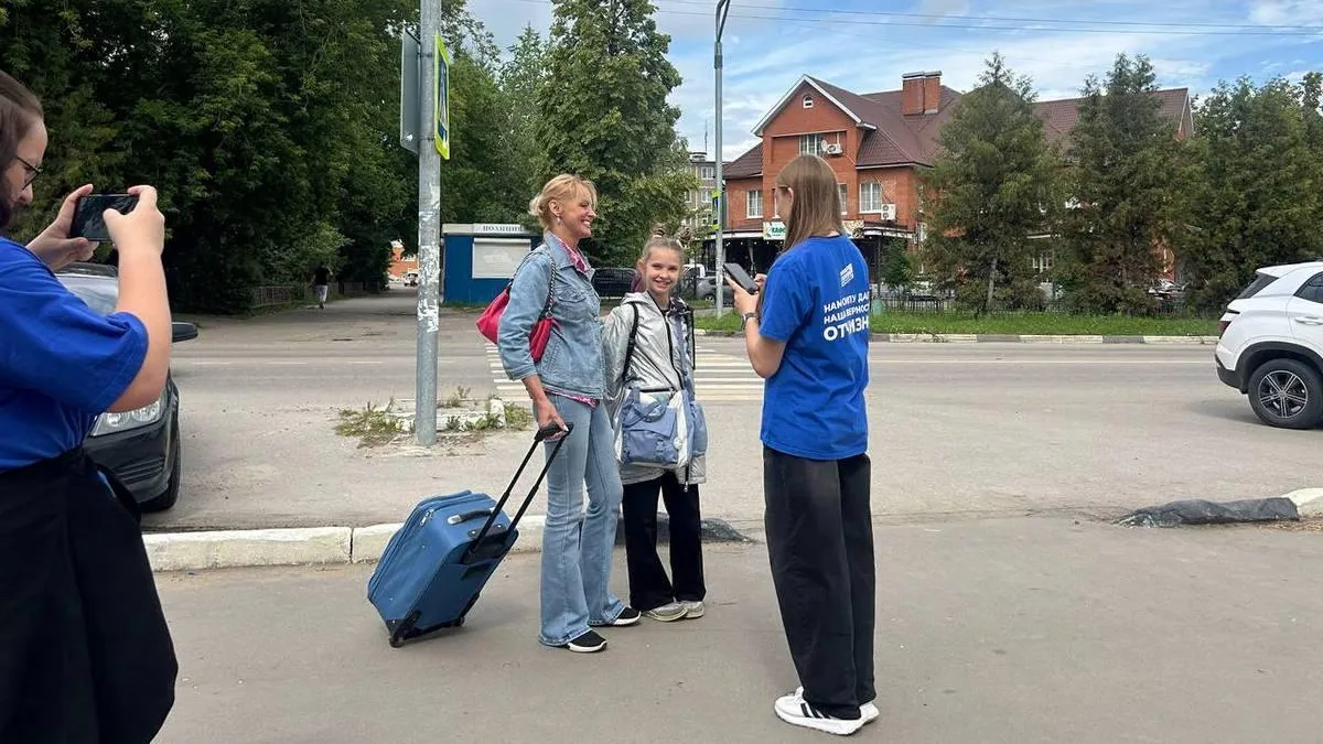Активисты в Луховицах опрашивают жителей на тему безопасности дорожного движения