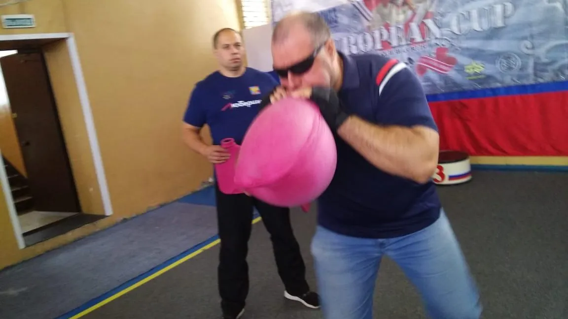 Спортсмен из Люберец надул до разрыва 7 грелок подряд