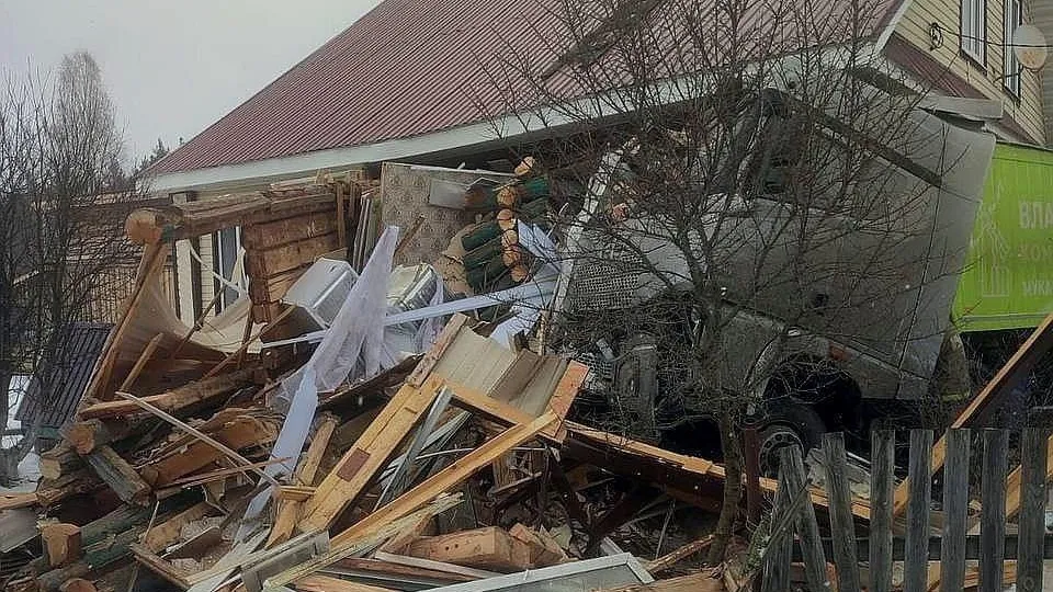 Фура протаранила частный дом в Нижегородской области