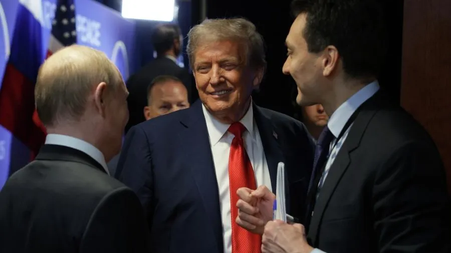 Трамп передал Путину письмо от Меланьи во время переговоров на Аляске