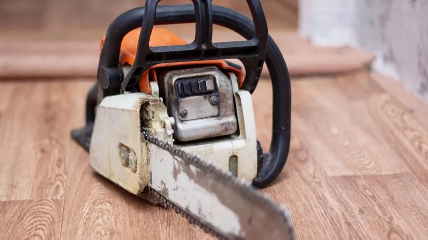 Мужчина с работающей бензопилой накинулся на толпу людей в Арти на Урале