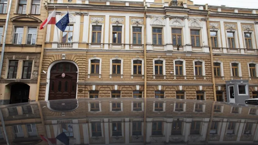 В Петербурге сняли флаги Польши с закрытого генконсульства страны