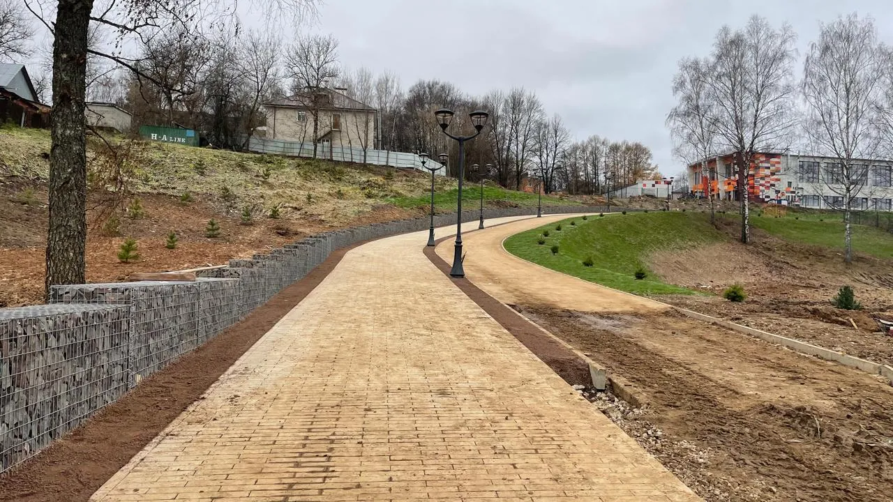 В Наро-Фоминске продолжаются работы по благоустройству набережной реки Нара