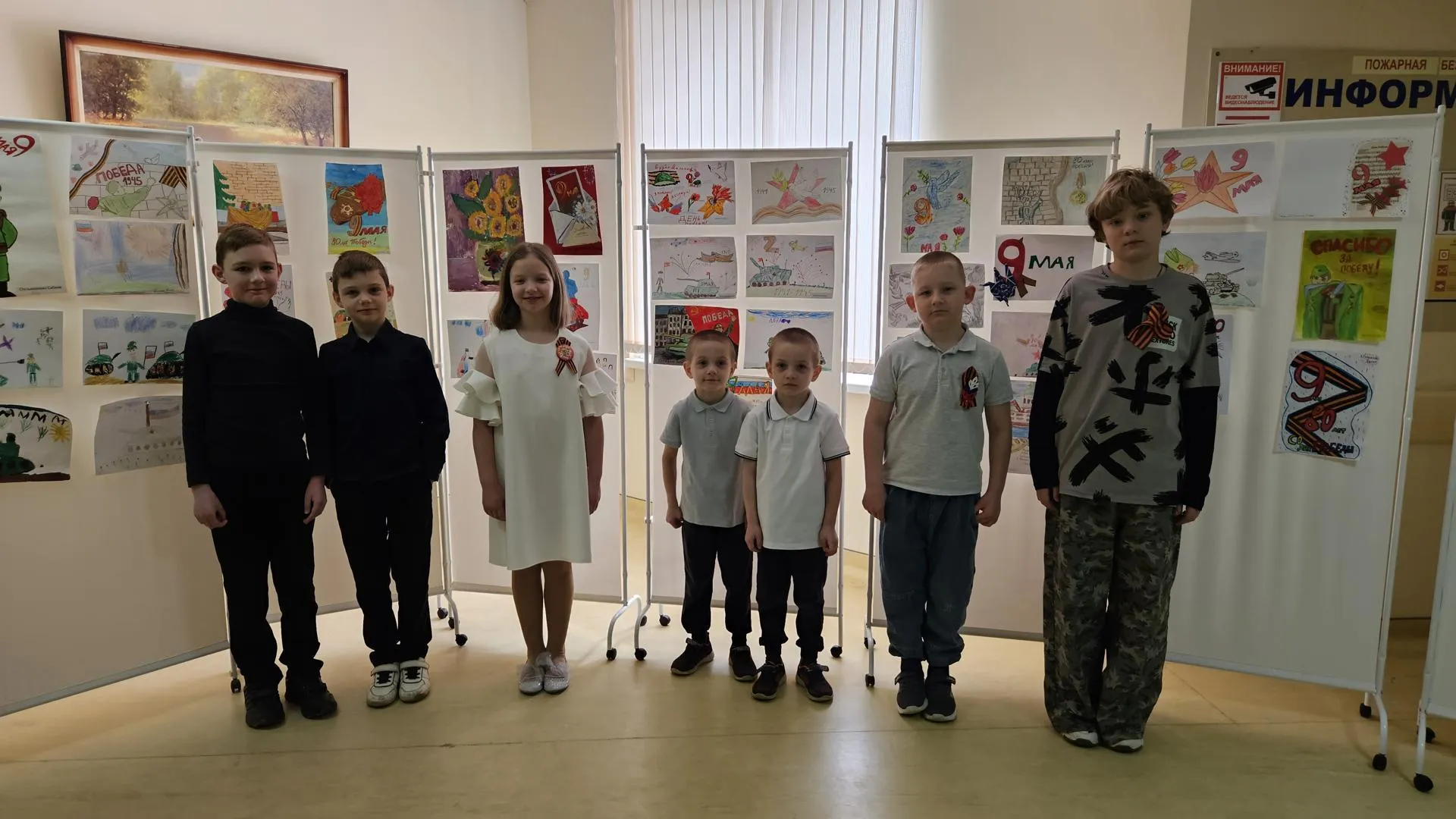 В онкодиспансере Подмосковья проходит выставка детских рисунков к 80-летию Победы