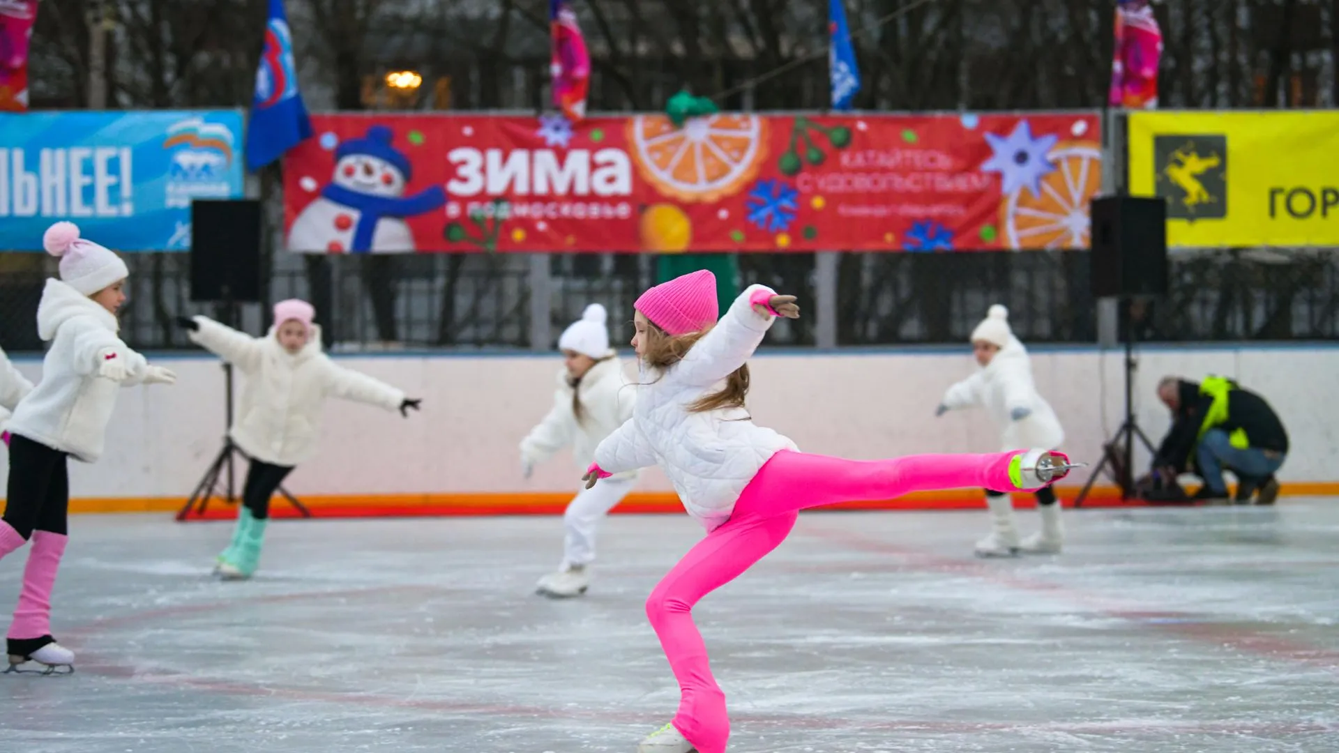 Первый в округе открытый каток заработал в Химках
