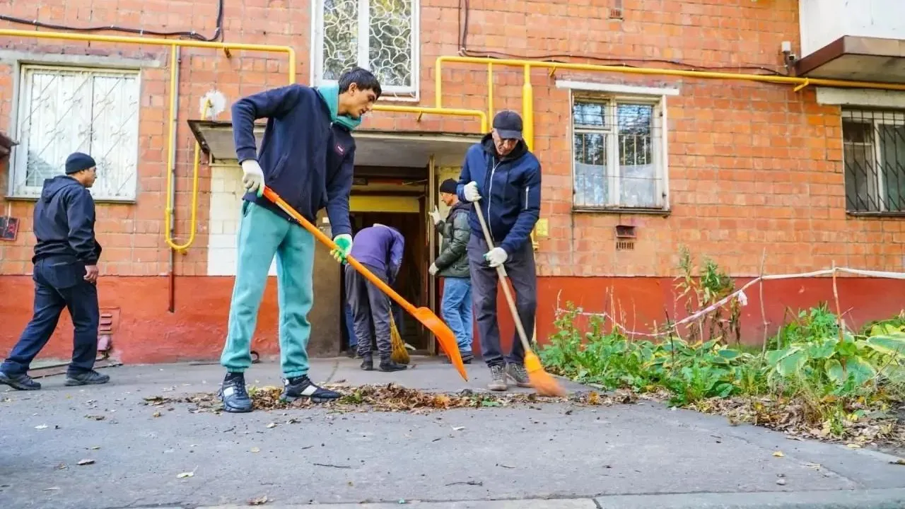 Коммунальные службы Химок продолжают уборку дворов