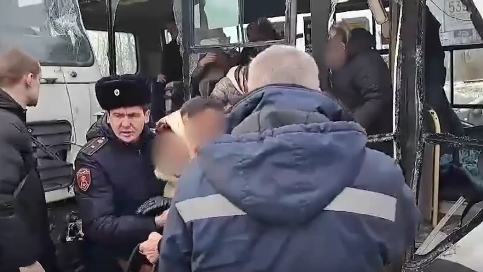 В Подмосковье офицер Росгвардии оказал помощь в эвакуации пострадавших в результате ДТП