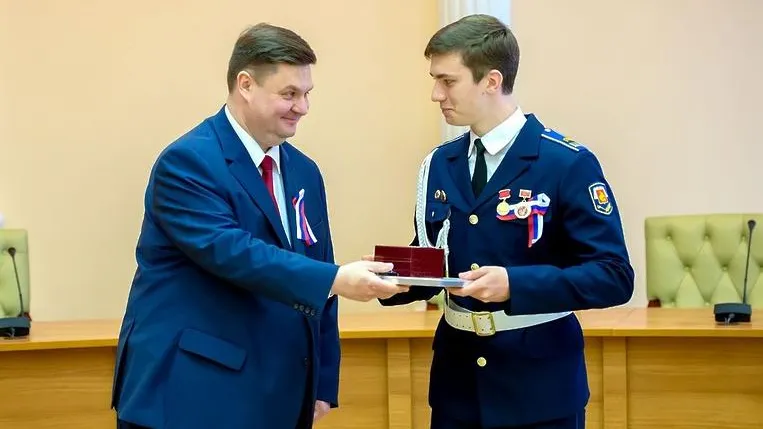 Глава Подольска вручил медали «За особые успехи в учении» выпускникам округа