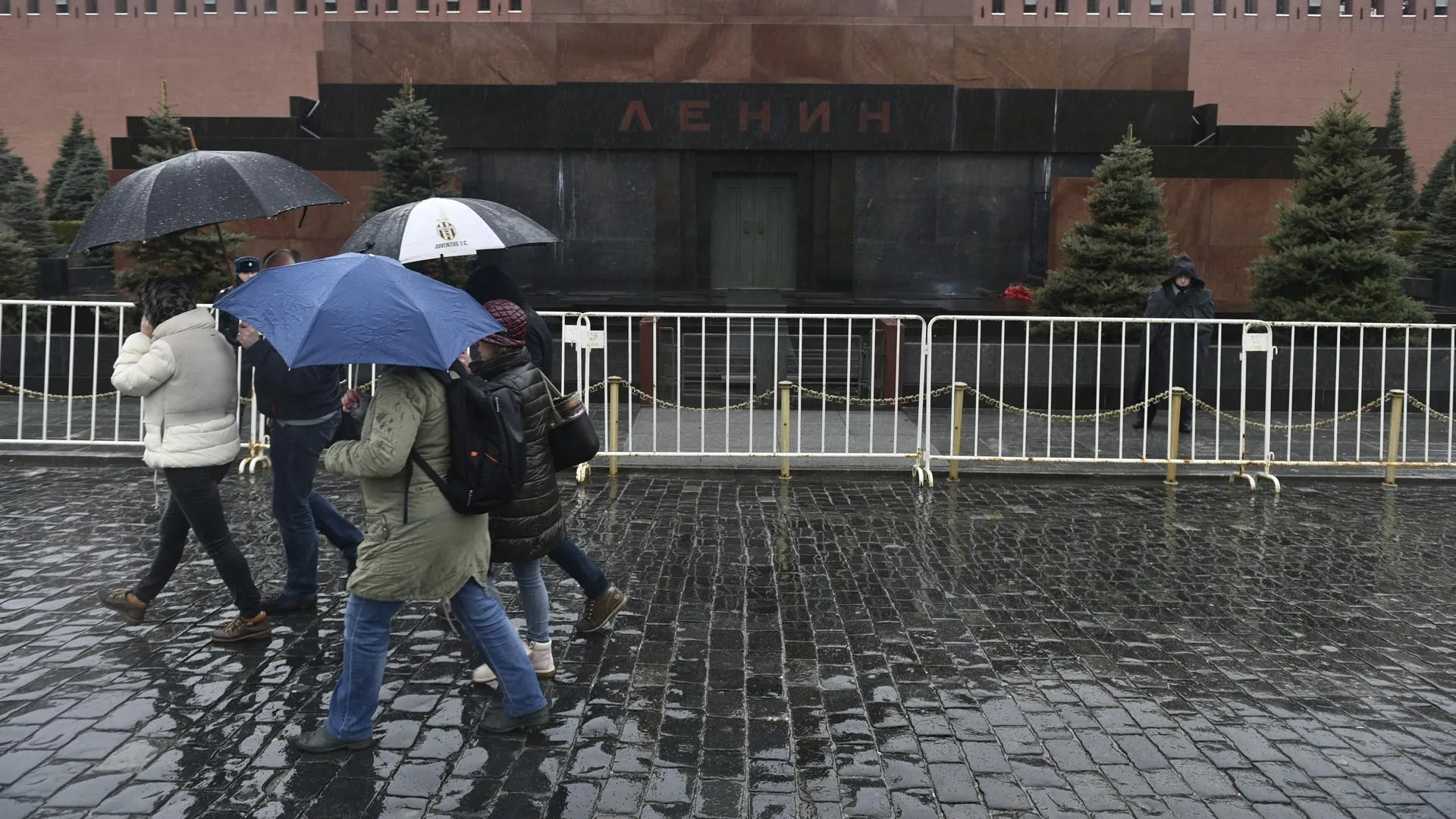 «Асфальт превратился в каток»: Жители Московского региона пожаловались на ледяные тротуары