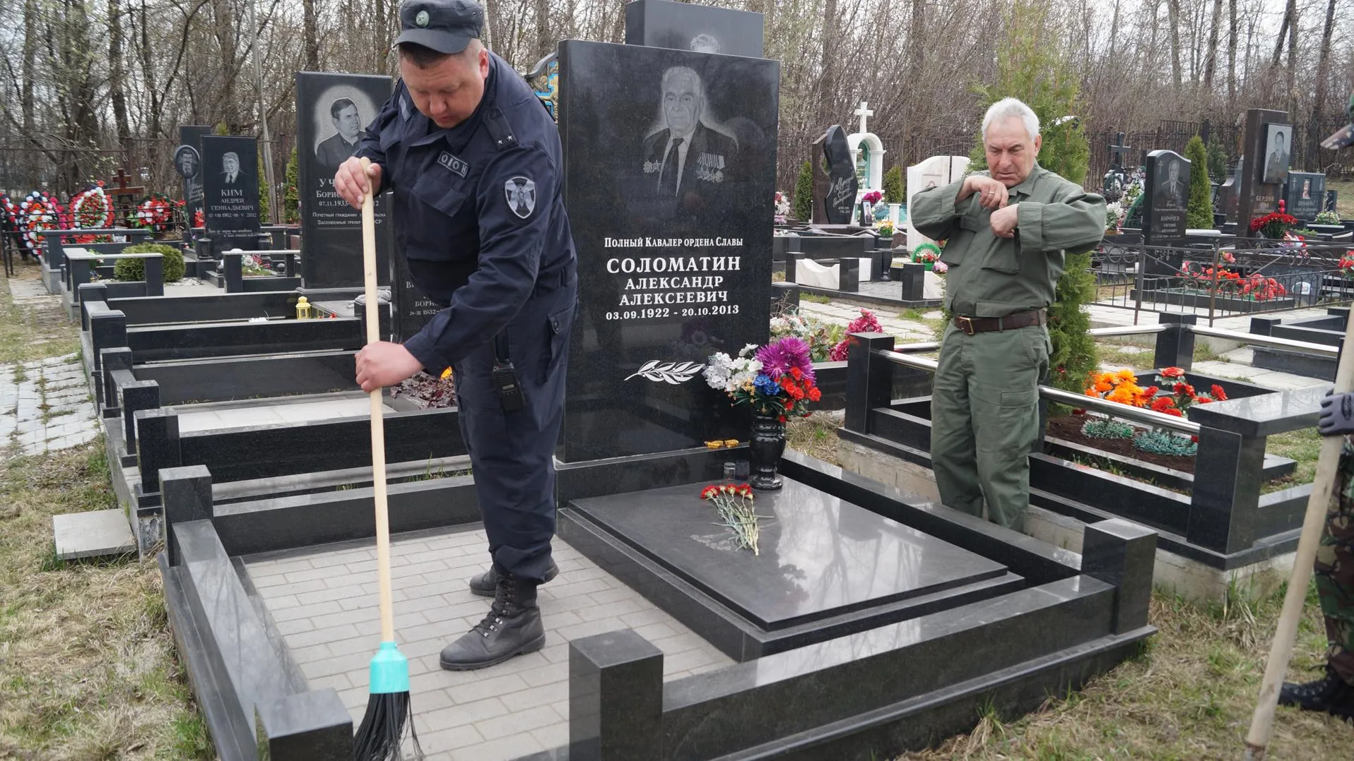 Сотрудники ОМОН привели в порядок могилу ветерана ВОВ в Подольске