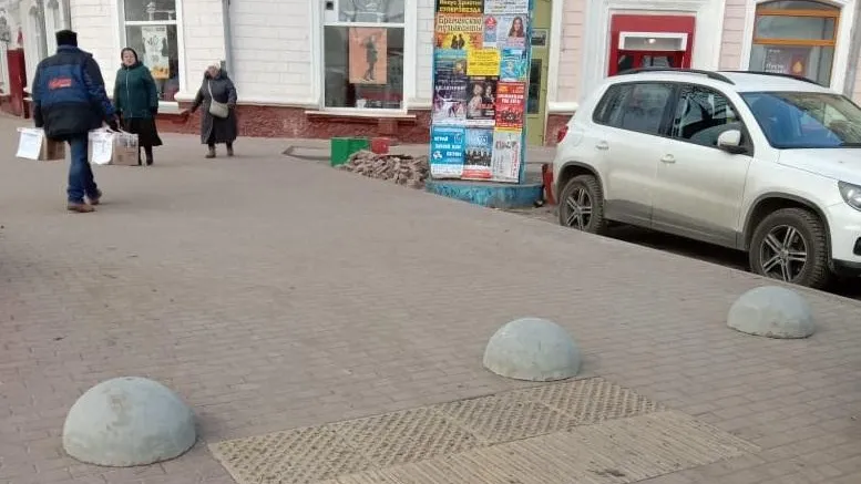 Около 15 антипарковочных полусфер установили на Революционном проспекте в Подольске