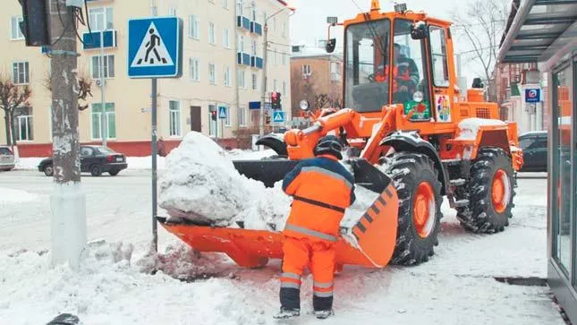 Более 40 единиц техники вышли на уборку снега в Домодедове
