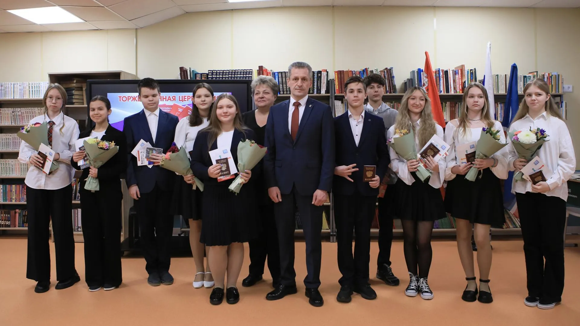 Десять королевских школьников получили первые паспорта