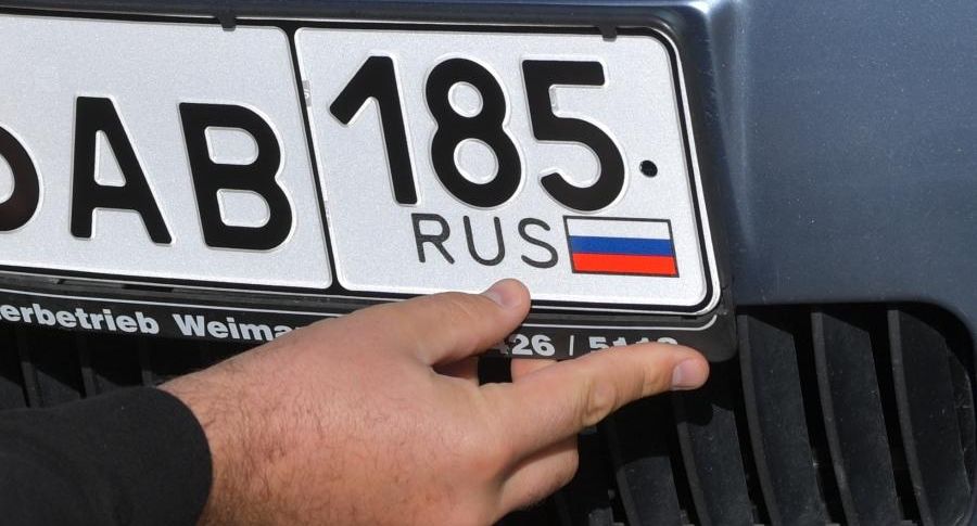 МВД: водители, получившие госзнаки без флага до изменений, не обязаны их менять