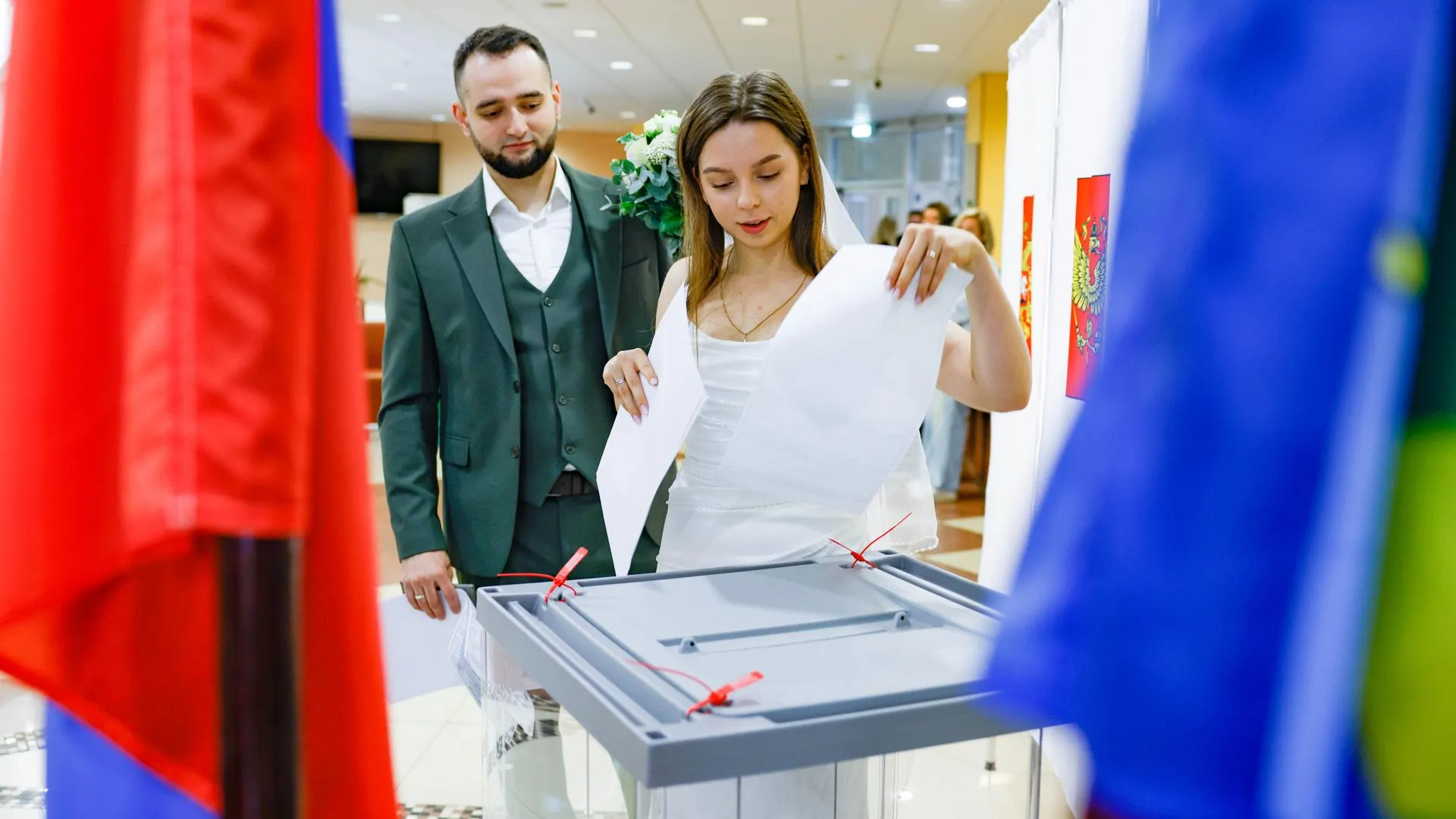 Молодожены проголосовали на выборах в Ленинском округе в день свадьбы