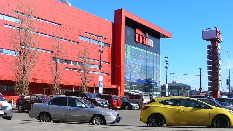 Угрожали «распрессовать»: курьеры пожаловались на охрану в ТЦ «Красный кит»
